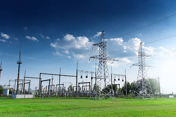 central eléctrica en el cielo azul durante el día - red eléctrica fotografías e imágenes de stock