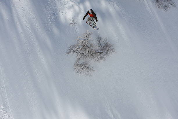 snowboarder snow during winter ski resort nevados de chilean, chile - skiing winter sport powder snow athlete zdjęcia i obrazy z banku zdjęć