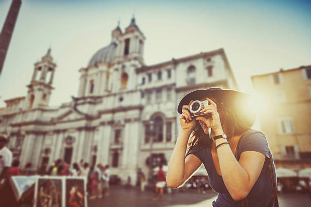 turista fotografa con fotocamera digitale a roma - fotocamera compatta foto e immagini stock