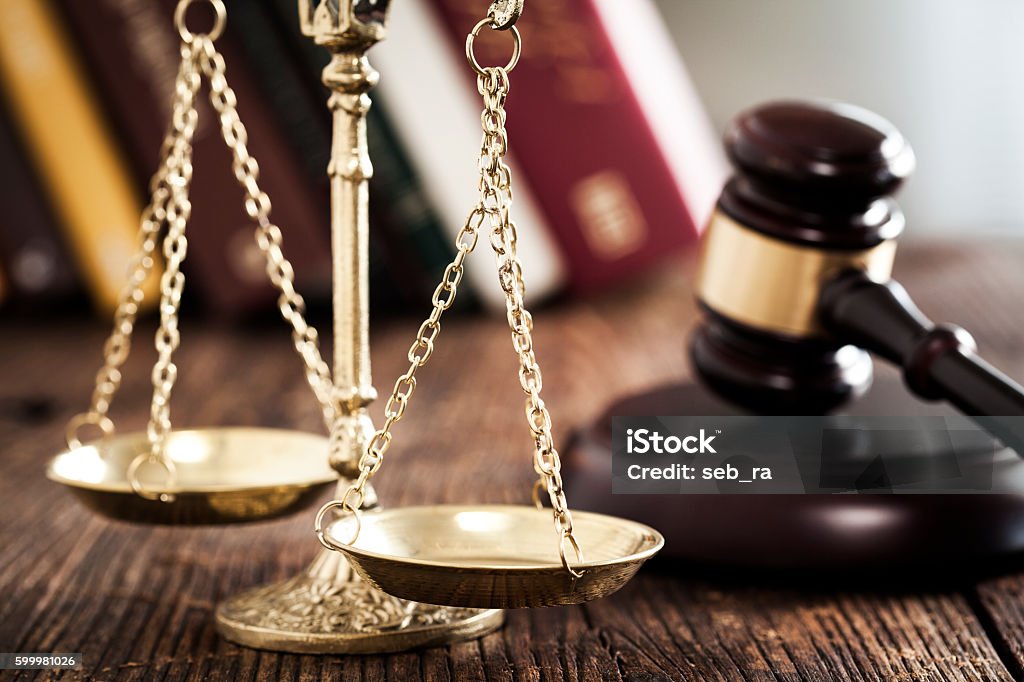 Gerechtigkeitsskala auf dem Schreibtisch - Lizenzfrei Gerechtigkeit Stock-Foto