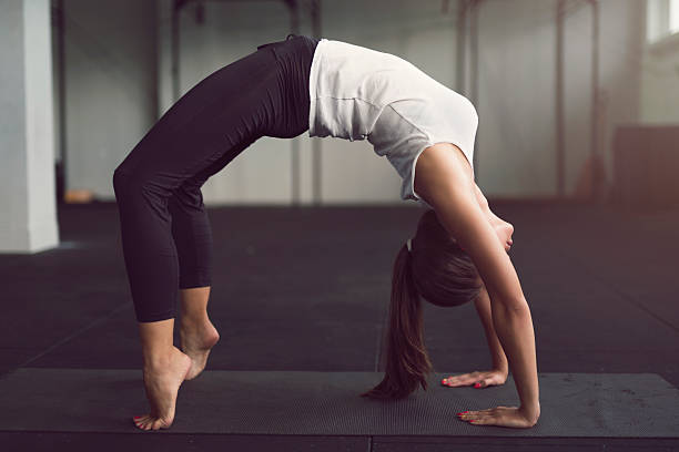 renforcement du corps - inversion yoga photos et images de collection