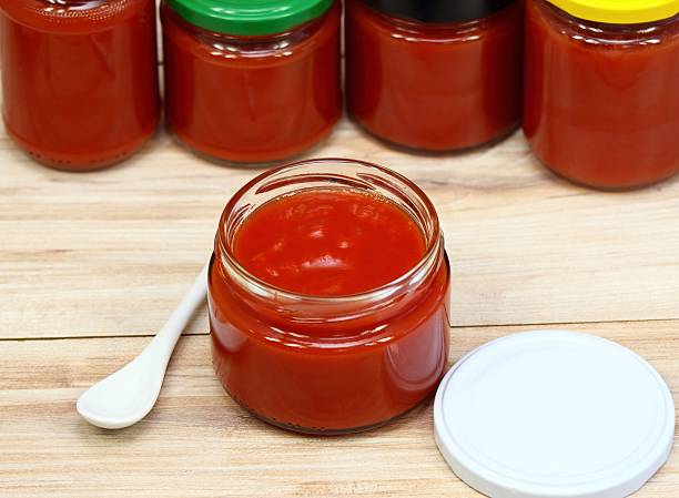 ketchup préservé maison - preserves jar empty red photos et images de collection