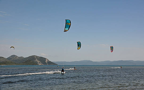 블레스 근처 카이트 서핑 - kiteboarding sunlight croatia dalmatia 뉴스 사진 이미지