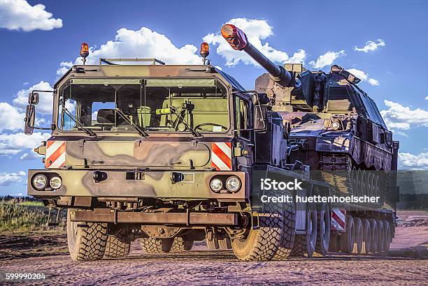 German Heavy Duty Tank Transporter Transports A German Tank 照片檔及更多 坦克 照片