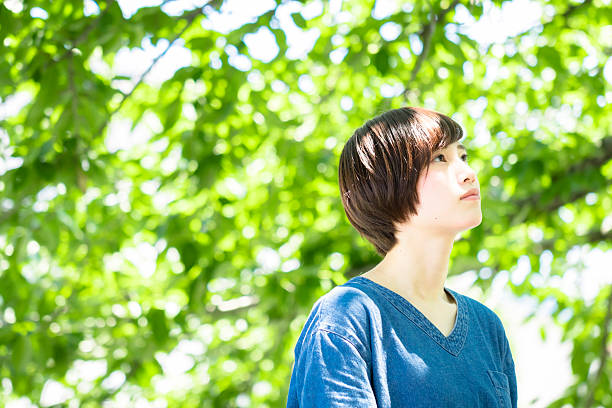 ritratto di giovane donna giapponese nel verde fresco - solo ragazze foto e immagini stock