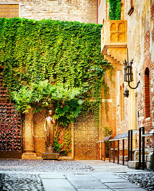 courtyard of casa di giulietta (dom julii), werona, włochy - capulet zdjęcia i obrazy z banku zdjęć