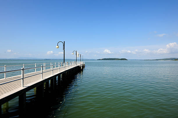 Passarela sobre o Lago Trasimeno-Itália - foto de acervo