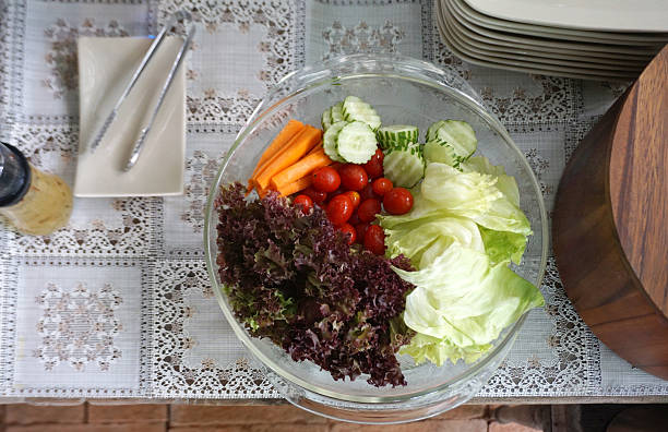 verdure fresche per insalata in ciotola di vetro - lattuce foto e immagini stock