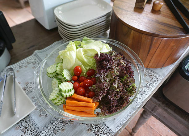 verdure fresche per insalata in ciotola di vetro - lattuce foto e immagini stock