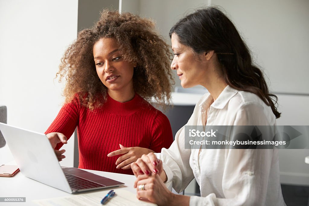 Studentin arbeitet eins zu eins mit Tutor - Lizenzfrei Arbeiten Stock-Foto Studentin arbeitet eins zu eins mit Tutor - Lizenzfrei Arbeiten Stock-Foto