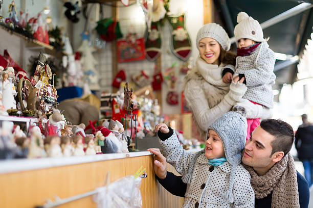 parents with kids at X-mas market