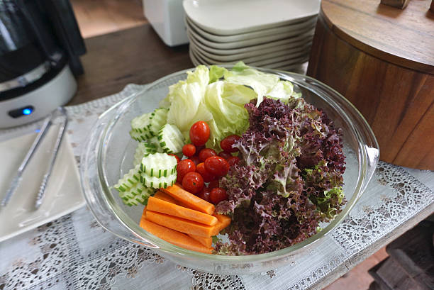 verdure fresche per insalata in ciotola di vetro - lattuce foto e immagini stock