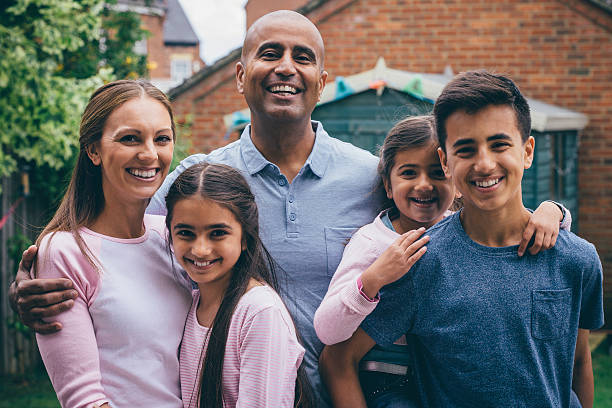 familia feliz al aire libre - familia con tres hijos fotografías e imágenes de stock