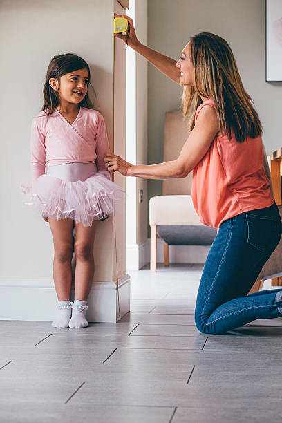 pas si petite ballerine ! - tall human height women measuring photos et images de collection