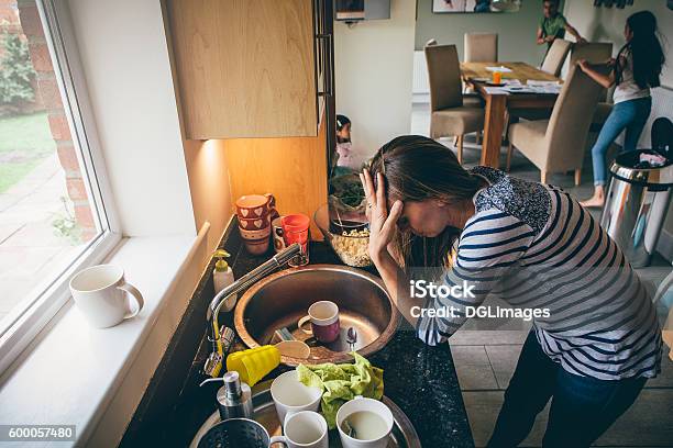 Gestresste Mutter Von Drei Kindern Stockfoto und mehr Bilder von Stress - Stress, Mutter, Unordentlich