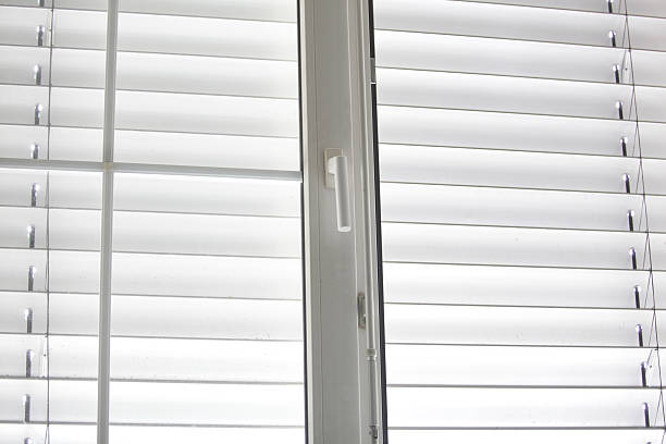 finestra in pvc con tapparecce - sunblinds foto e immagini stock