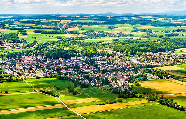 veduta aerea del villaggio di sierentz nell'alto reno - francia - france scenics europe alsace foto e immagini stock