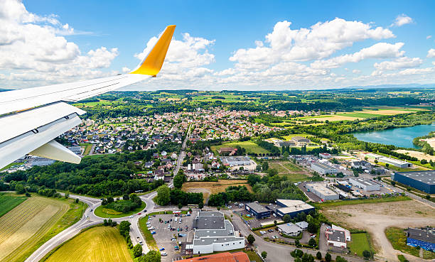 landung am euroairport basel-mulhouse-freiburg - mühlhausen stock-fotos und bilder