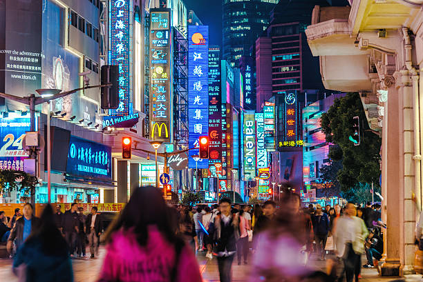 shoppping street à shanghai, chine la nuit - route de nankin photos et images de collection