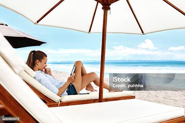 Relajación De Verano Mujer Leyendo Relajándose En La Playa Verano Foto de stock y más banco de imágenes de Playa