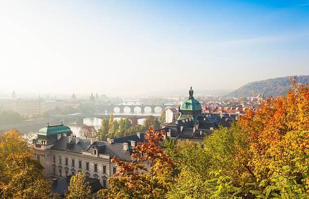 paysage urbain de prague dans la matinée d’automne (prague, république tchèque). - stare mesto photos et images de collection