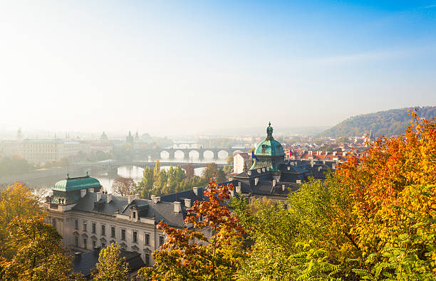 paisagem urbana de praga na manhã de outono (praga, república tcheca). - prague czech republic high angle view aerial view - fotografias e filmes do acervo