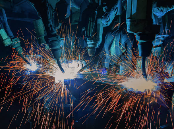 istock Team robot welding in automotive industry 600067842