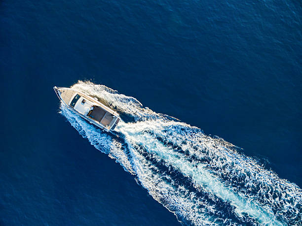 motoscafi in mare aperto - recreational boat motorboat speedboat aerial view foto e immagini stock