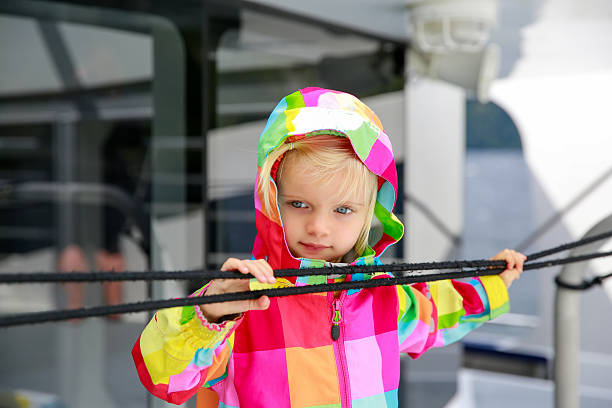 adorabile ragazzo che guarda l'acqua dalla barca da turismo - te anau foto e immagini stock