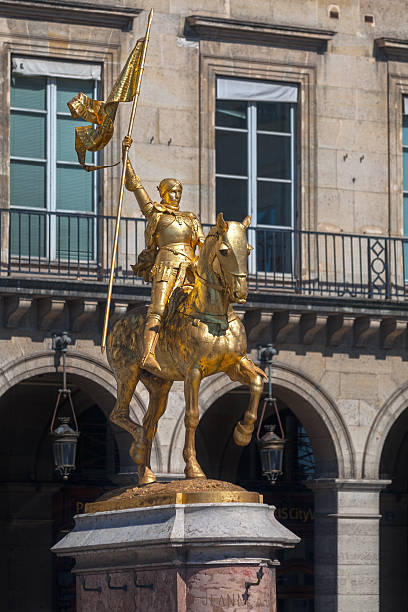 Statue of Jeanne d’Arc in Paris Gilded bronze equestrian statue of Joan of Arc at Place des Pyramides in Paris, by Emmanuel Frémiet, 1874 place des pyramides stock pictures, royalty-free photos & images