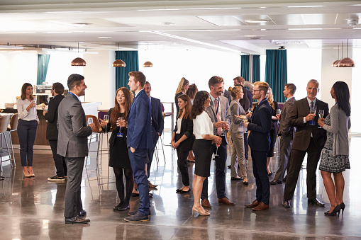 Contactos de delegados en la recepción de bebidas de la conferencia photo