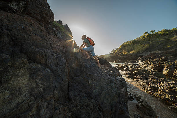 caminho adiante - climbing men sea cliff imagens e fotografias de stock