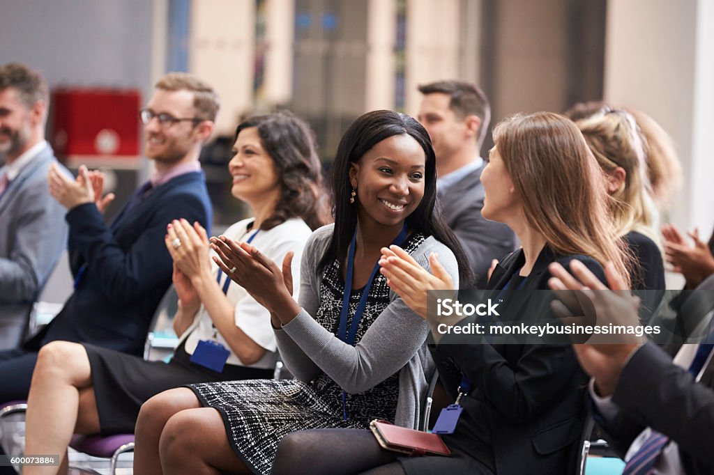 El público aplaude al orador después de la presentación de la conferencia - Foto de stock de Reunión libre de derechos