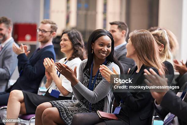 El Público Aplaude Al Orador Después De La Presentación De La Conferencia Foto de stock y más banco de imágenes de Reunión