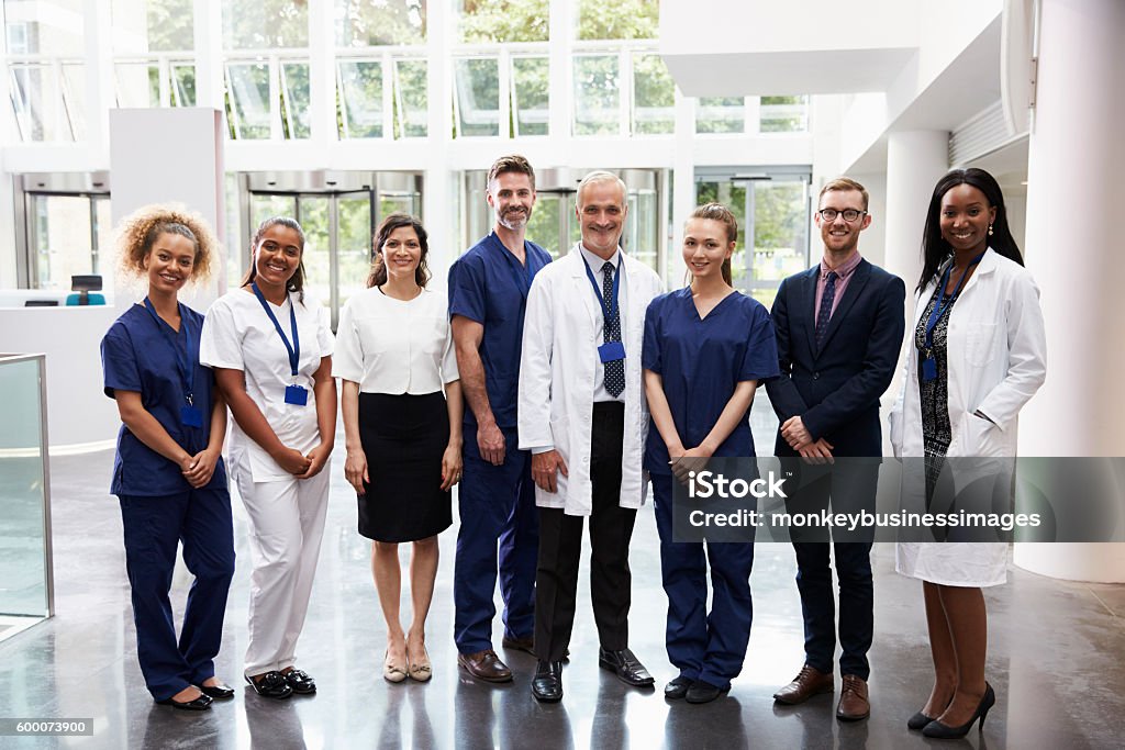 Ritratto di personale medico in piedi nella hall dell'ospedale - Foto stock royalty-free di Personale medico