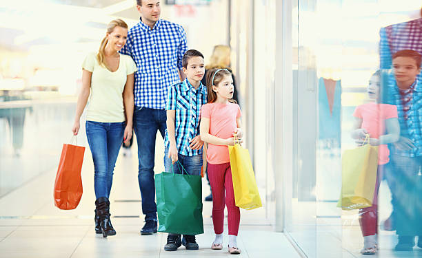 istock Family in a shopping mall. 600082922