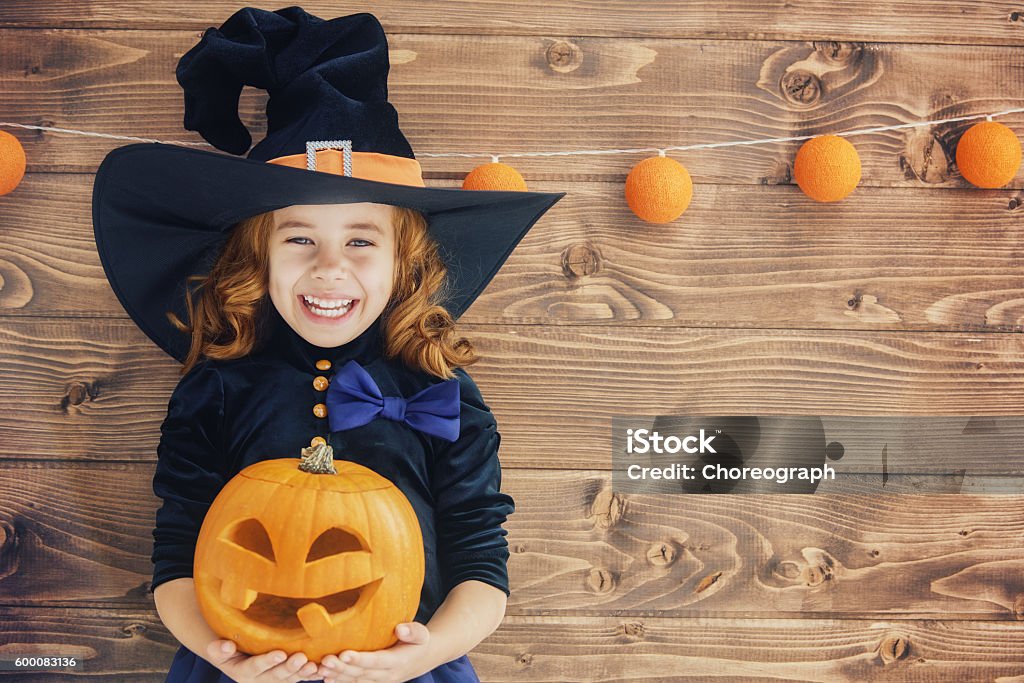 little bruja con calabaza - Foto de stock de Halloween libre de derechos