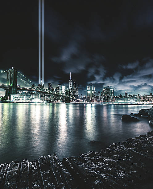 nyc skyline and manhattan bridge for the 11 september - manhattan bridge imagens e fotografias de stock