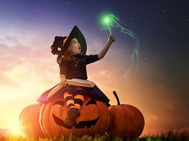 pequeña bruja al aire libre - halloween pumpkin party carving fotografías e imágenes de stock