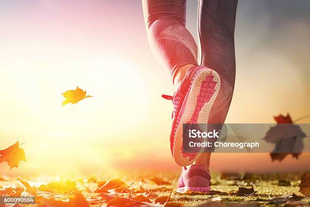 Primeros Planos De Los Pies De Los Atletas Foto de stock y más banco de imágenes de Otoño - Otoño, Correr, Estilo de vida saludable