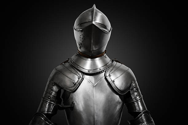 vecchia armatura cavaliere in metallo su sfondo nero - shining armor foto e immagini stock