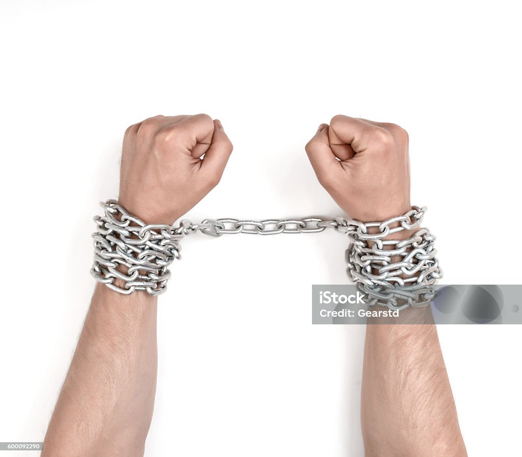 Vista De Cerca De Las Manos Encadenadas Del Hombre Foto de stock y más banco de imágenes de Acorralado - Acorralado, Adulto, Aspiraciones - iStock Vista De Cerca De Las Manos Encadenadas Del Hombre Foto de stock y más banco de imágenes de Acorralado - Acorralado, Adulto, Aspiraciones - iStock