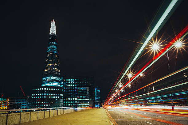 ロンドン、テムズ川橋の上にはシャード sout 超高層ビル、 - the shard london england architecture travel destinations ストックフォトと画像