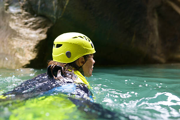 canyoning na espanha - river swimming women water - fotografias e filmes do acervo