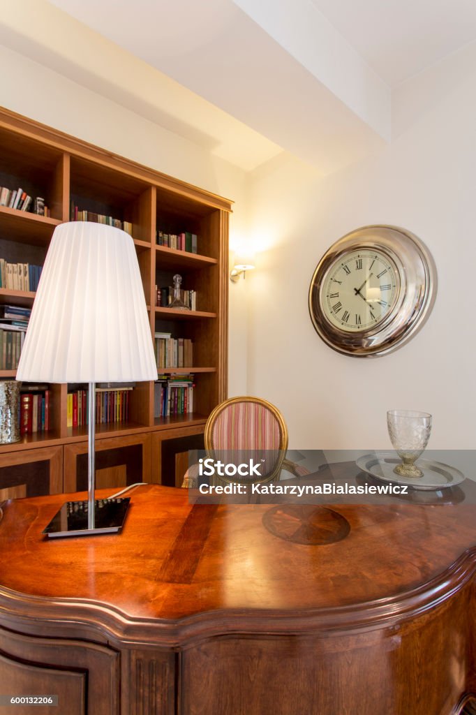 paquete Accidentalmente Automático Handicraft Desk In Colonial Style Stock Photo - Download Image Now - Home Office, Colonial Style, Luxury - iStock paquete Accidentalmente Automático Handicraft Desk In Colonial Style Stock Photo - Download Image Now - Home Office, Colonial Style, Luxury - iStock