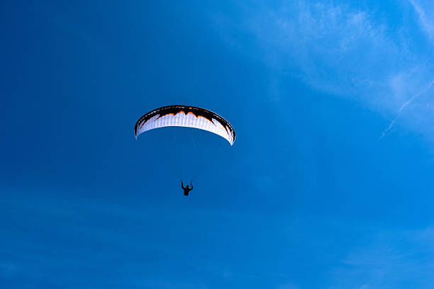 sport de parapente avec de beaux paysages - plane ticket photos et images de collection