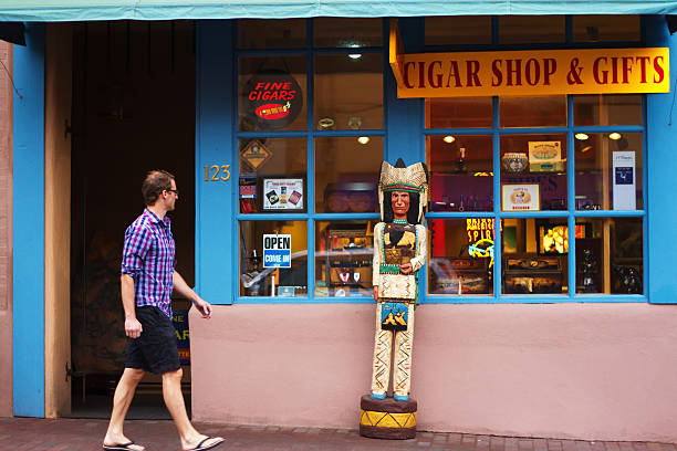 santa fe, nm: tourist/shopper, us flag, native american handicrafts - native american statue wood carving imagens e fotografias de stock