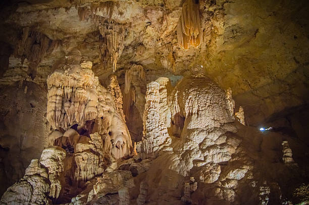 caverna natural em san antonio - natural column - fotografias e filmes do acervo