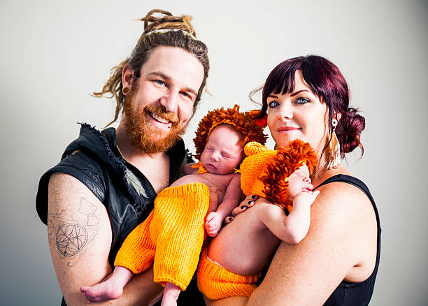 schöne familie mit zwillingen als löwenküken verkleidet - costume halloween lion baby stock-fotos und bilder