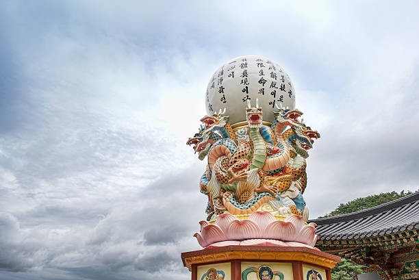 świątynia guinsa w górach sobaek, posąg smoka i niebo - south korea zdjęcia i obrazy z banku zdjęć